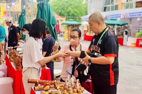 [Hanoi-SEA Games 31] Hanoi handicrafts attract international SEA Games 31 guests