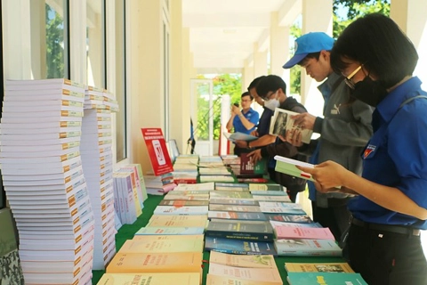 Book exhibition highlights Vietnam’s seas and islands