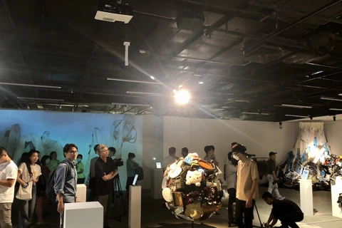 [Efforts against pollution] 'Second Hand' art exhibition changes Hanoians' consumption habits