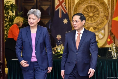 Penny Wong arrives in Hanoi, affirming new Australian cabinet relations with Vietnam 