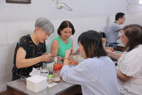 Australian Foreign Minister enjoys Pho ga in Hanoi