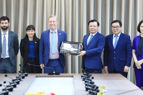 Hanoi eyes cooperation with UK to develop clean energy