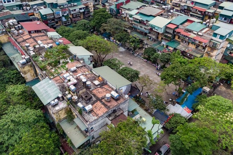 Hanoi to build regulations on renovating and rebuilding old apartments 