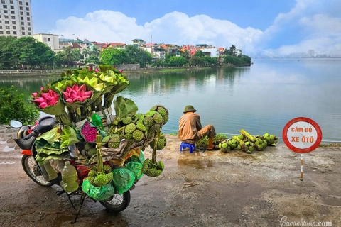 An American tourist falls in love with Hanoi at first sight