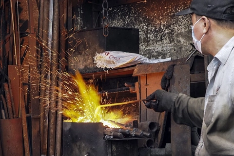 Hanoi artisans keep the fire of blacksmithing