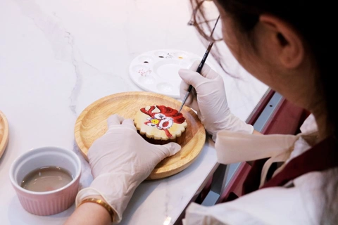 Hanoi baker ‘wears a new cloth’ for traditional mooncake