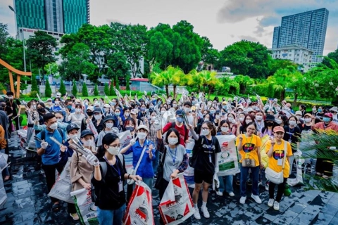 Hundreds of Hanoi volunteers participated in community-driven cleanup event