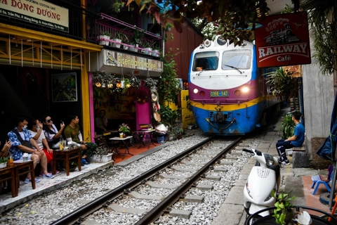Residents want best solution for "Train Street" cafes