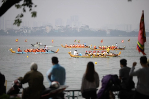 Braving the rain, Hanoians cheer dragon boat racing