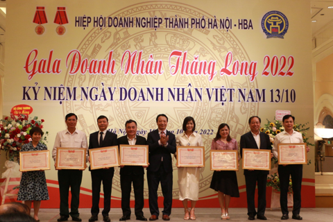 Hanoi commits to creating utmost favorable conditions for businesses: Mayor