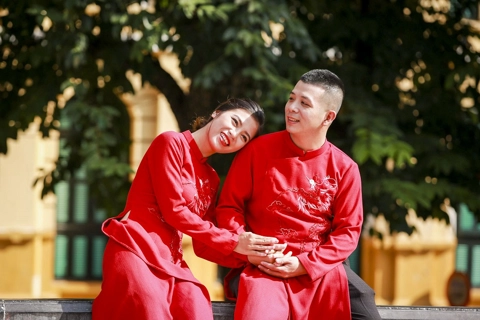 Hanoi holds mass wedding for 18 couples