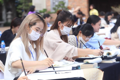 Vietnamese students with Korean calligraphy: Cultures connected 