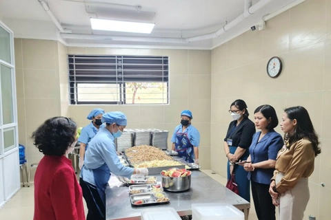 Hanoi promotes food safety in school kitchens