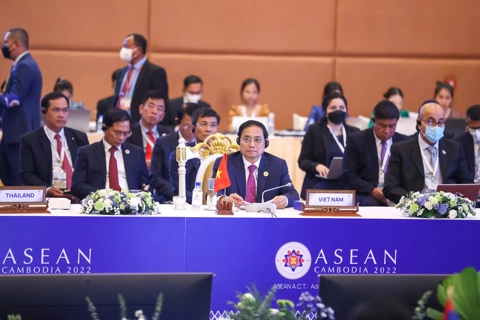 Vietnamese PM attends ASEAN Summits with main partners