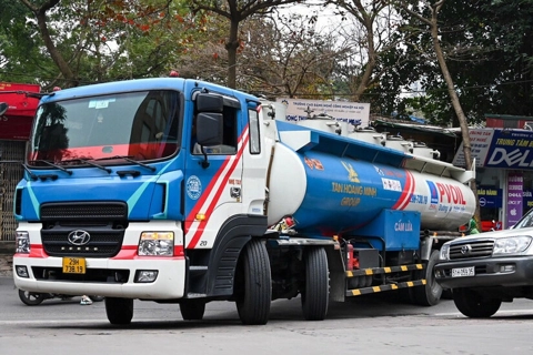 Hanoi suggests all-day operation for fuel trucks