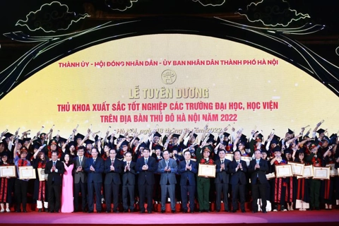Hanoi honors 98 valedictorians in 2022