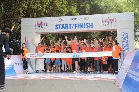 Young Vietnamese people run for zero violence against women and girls