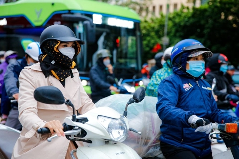 Hanoians huddle against first cold spell of winter when going out