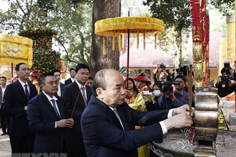 State President and overseas Vietnamese offer incense at Kinh Thien Palace