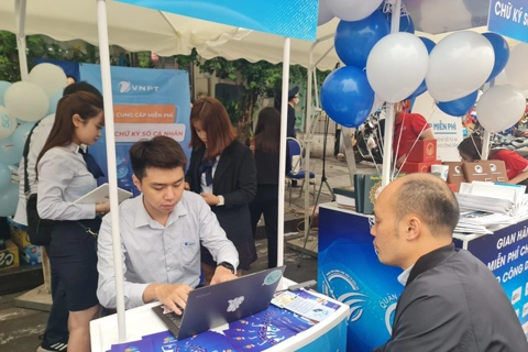 Hanoi citizens get free digital signatures