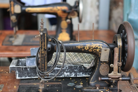 A man sticks to repairing sewing machines for over 40 years in Hanoi