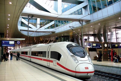 Vietnamese Gov’t aims to approve North-South express railway project by 2025