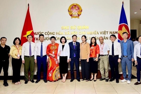 Hanoi’s high-ranking delegation visits Laos