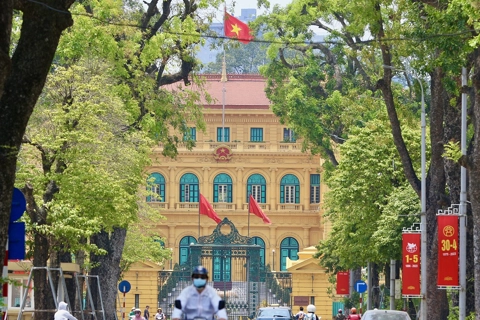 Hanoi puts up decorations ahead of Reunification Day