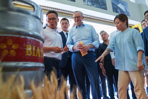 Australian Prime Minister tastes banh mi in Hanoi