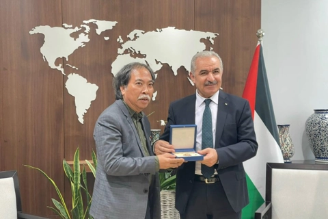 Vietnamese poet receives medal of Palestinian President