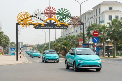 Hanoians enjoy driving experience at VinFast EV Exhibition