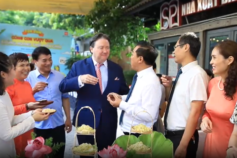 [Video] US Ambassador enjoys Hanoi’s specialties