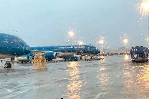 Noi Bai Airport shut down due to tropical storm