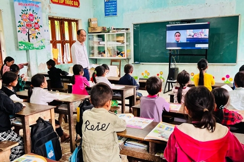 Hanoi teachers to extend online English classes in Meo Vac District