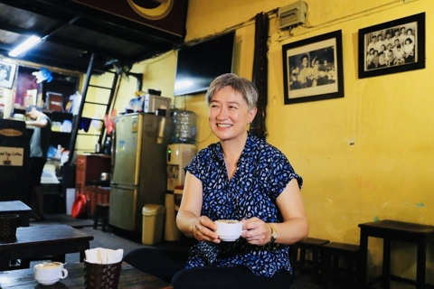 Australian Foreign Minister enjoys Hanoi’s famed egg coffee