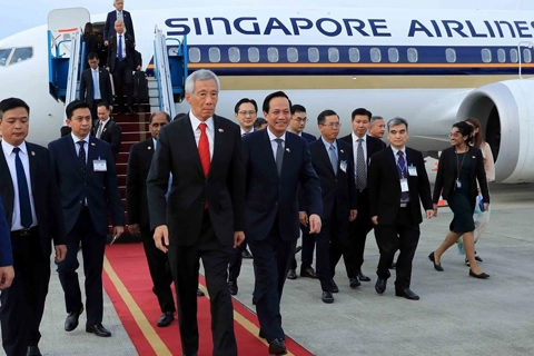 Singaporean PM arrives in Hanoi, economic ties top agenda 