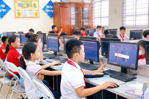 Hanoi boosts cashless transfer and digital transformation in schools