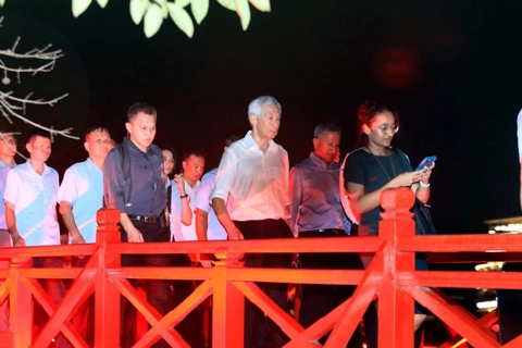 Singaporean Prime Minister takes a stroll around Hoan Kiem Lake