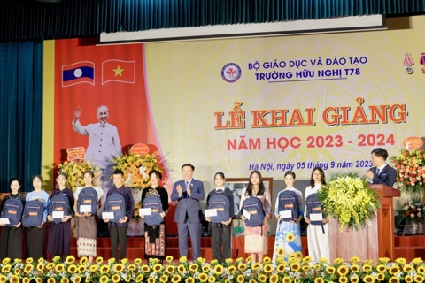 Head of National Assembly praises outstanding students at foreign school in Hanoi