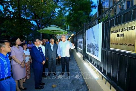 Photo exhibition marks 50th anniversary of Fidel Castro’s visit to Vietnam