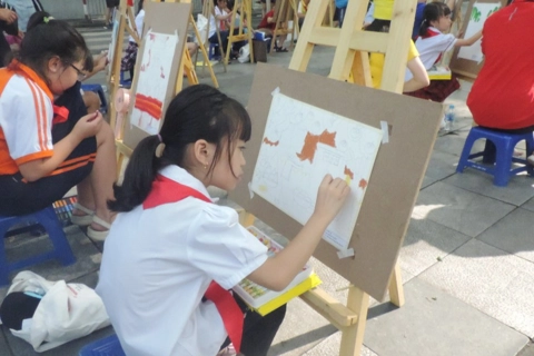 Children painting during the Hanoi Autumn Festival 2023