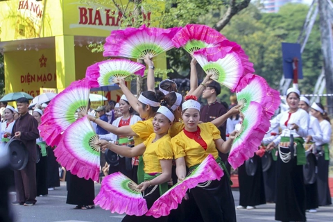 Carnival enlivens Hanoi Autumn Festival at Hoan Kiem Lake