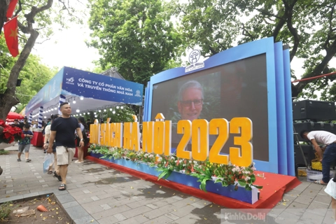 Hanoi Book Fair attracts readers and tourists at weekend