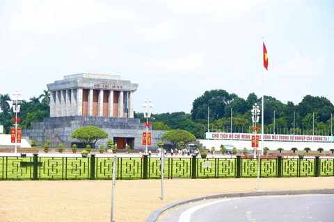 Hanoi streets turn red in celebration of liberation day