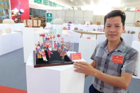 Traditional toy work wins Hanoi Craft Village Products contest