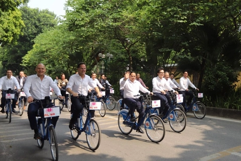 Vietnamese, Dutch government leaders tour Hanoi on bike