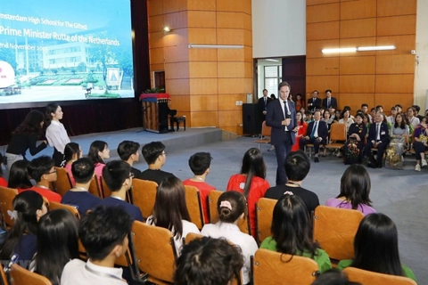 Students from iconic Hanoi-Amsterdam high school meet Dutch Prime Minister