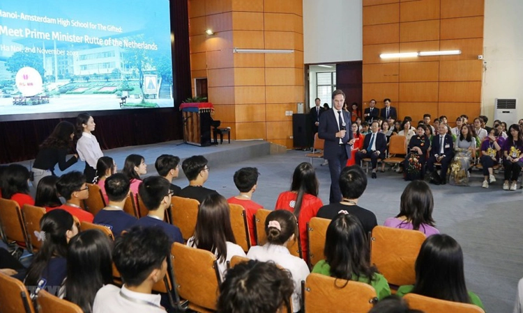 Students from iconic Hanoi-Amsterdam high school meet Dutch Prime Minister