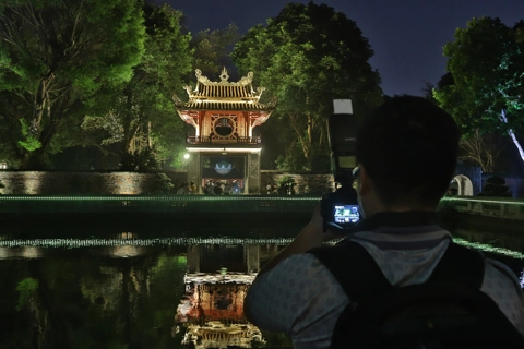 Vibrant night tour at Hanoi’s iconic tourist site