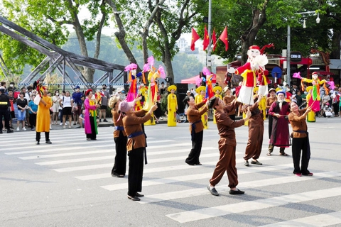 Make the Hoan Kiem Lake pedestrian zone an attractive destination